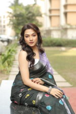 Vibrant Heritage Bandhni Linen Saree - Image 16
